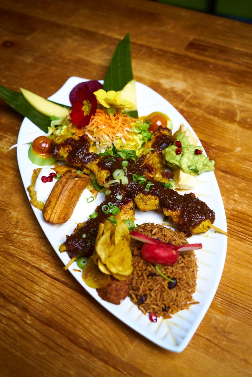 Karibische Platte von oben: Fisch, Kochbananen, Reis und Salat